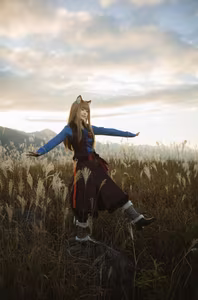 Coser Ely_eee: Holo's Radiant "Soft Glow" Cosplay Amidst Warm Grass-14