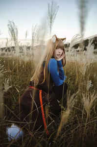 Coser Ely_eee: Holo's Radiant "Soft Glow" Cosplay Amidst Warm Grass-25