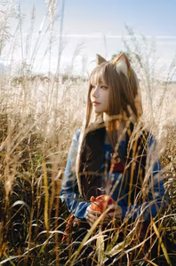 Coser Ely_eee: Holo's Radiant "Soft Glow" Cosplay Amidst Warm Grass-18