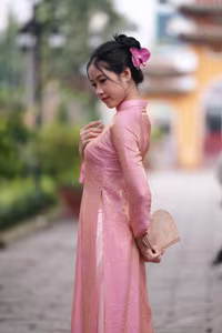 VGU No.136: The Graceful Pink Ao Dai: Vietnamese Beauty Embracing Tradition and Serenity-0