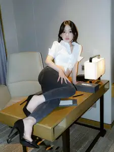 Zhi Zhi: Alluring XiuRen Intern Secretary Captivates with Professional Charm.-37