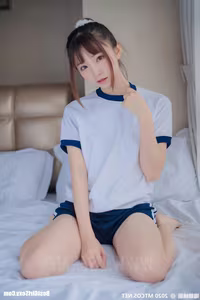 MTYH Vol.222 Cool Gym Suit: Charming Schoolgirl's Relaxed Pose in Sporty Attire-7