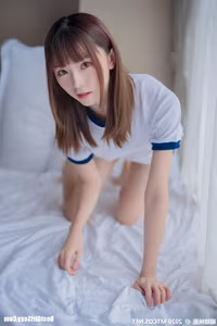 MTYH Vol.222 Cool Gym Suit: Charming Schoolgirl's Relaxed Pose in Sporty Attire-22