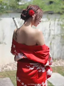 Jin Yun Xi Yuki: Enchanting Beauty in a Fiery Red Kimono, Captivating Every Gaze - XiuRen No.10683-15