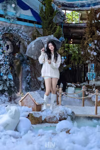 XVG No.41: Winter Wonderland Muse Decorating Sparkling Christmas Tree-10