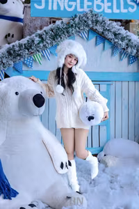 XVG No.41: Winter Wonderland Muse Decorating Sparkling Christmas Tree-9