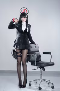 Blue Archive's Rion Tsukiduki Cosplay by Ban Ban Zi: Mysterious Charm and Professional Elegance-6