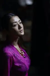 Moemi Katayama: Elegant in Purple Amidst a Traditional Market - Bamboo e-Book Hanabira-1