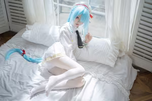 Stunning Cosplay: Shi Liang Yu as Janus Sailor Uniform in Captivating Reflection-1