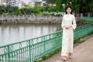 Vietnamese Ao Dai: Elegant Woman by Lake, Traditional HD Photo-0