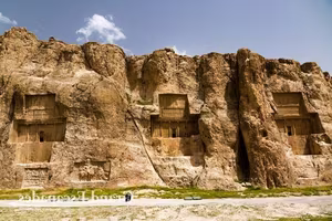 Naqsh-e Rustam: Explore the Magnificent Ancient Persian Royal Tombs A Thousand-Year Architectural Heritage-4