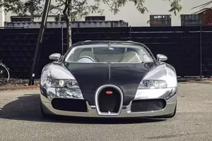 Close-up of the Ultra-Rare Bugatti Veyron Pur Sang #01: A $2.1M Limited Edition Hypercar with its Unique Speed Key-10