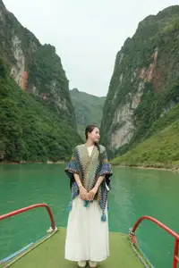 Tu San Gorge's Emerald Ribbon: Nho Que River's Breathtaking Beauty in Ha Giang Awaits Your Unforgettable Journey.-5