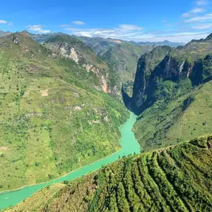 Tu San Gorge's Emerald Ribbon: Nho Que River's Breathtaking Beauty in Ha Giang Awaits Your Unforgettable Journey.-3