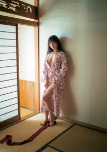 Suzuhara Riko: Radiant Smile On Green Grass Soft Warm Moments Of A Japanese Girl-17