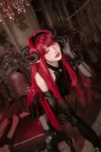 Coser Qie Qie Celia Transforms into Hindenburg: The Alluring Mystique of the Red-Haired Demoness in Unique Cosplay Photoshoot.-8
