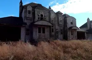 Mystery Resort: A Decade-Long Abandoned Villa Village, Haunting Scene-8