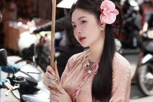Elegant Vietnamese Girl Portrait: Modern Ao Dai, Paper Umbrella-0