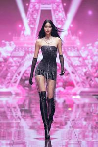 View: Lai Mai Hoa - Top Model 2025 winner shines in high fashion, showcasing talent and stunning style.-7