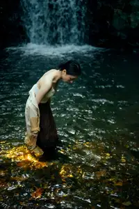 YiTuYu Vol.8530 Yi Ming: Ethereal Beauty, Mysterious Light on Water-11