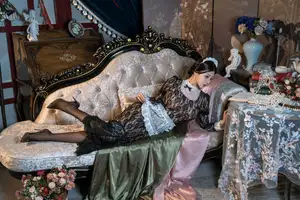 Coser Yunx1x1's Elegant Maid Cosplay in a Luxurious Setting: Shuncong Part01.-9