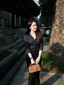 Elegant Office Lady Style: Modern Women's Fashion with Shirt and Pencil Skirt.-6