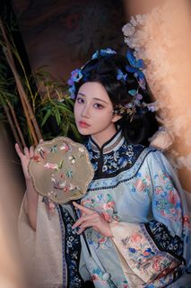 Elegant Traditional Chinese Attire & Classic Beauty-7