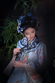 Elegant Traditional Chinese Attire & Classic Beauty-11