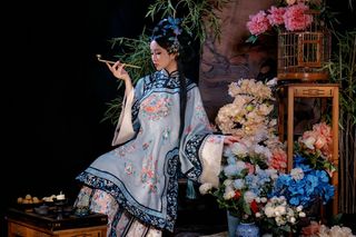 Elegant Traditional Chinese Attire & Classic Beauty-26