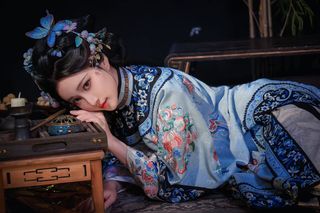 Elegant Traditional Chinese Attire & Classic Beauty-17
