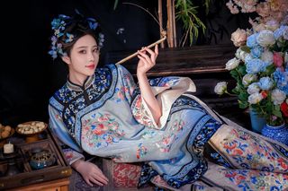Elegant Traditional Chinese Attire & Classic Beauty-8