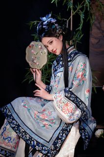 Elegant Traditional Chinese Attire & Classic Beauty-5