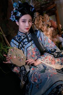 Elegant Traditional Chinese Attire & Classic Beauty-24