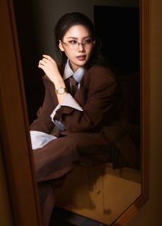 Miss Bùi Quỳnh Hoa Dazzles in Chic Menswear Suit, Showcasing Unique Fashion Sense.-0