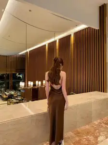 Tăng Mỹ Hàn: Hot Girl Flaunts Alluring Figure in Striking Backless Silk Dress-2