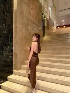 Tăng Mỹ Hàn: Hot Girl Flaunts Alluring Figure in Striking Backless Silk Dress-7