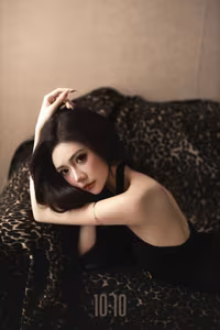 VGU No.28: Unveiling Glamour: A Vision of Elegance in a Timeless Black Dress.-3