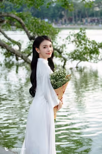 VGU No.77: Elegant Vietnamese Girl in White Ao Dai by Hanois Hoan Kiem Lake-2