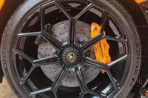 Lamborghini Aventador SVJ in Phu Yen: Luxury Supercar Meets Unique Street Cuisine-5