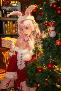 Coser Sonico Christmas: Sweet & Alluring Santa Bunny Beside Sparkling Tree-1