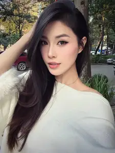 Dang Thu Huyen: Former Volleyball Beauty Queen Flaunts Flawless Beauty in Off-Shoulder Top-7