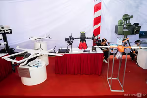 Experts and Guests Admire Made-in-Vietnam UAV at Technology Exhibition-5