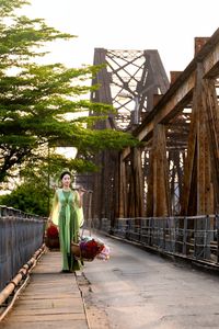 Traditional Vietnamese Beauty on Long Bien Bridge – Artistic Flower Baskets-1