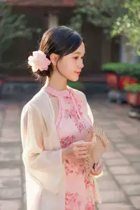 Vietnamese Ao Dai Charm: Traditional Beauty Embraced by Youthful Grace 1000024725-1