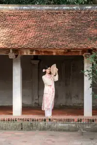 Vietnamese Ao Dai Charm: Traditional Beauty Embraced by Youthful Grace 1000024725-11