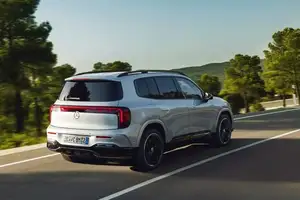 Discover the 2026 Mercedes-Benz GLB: A 7-Seater Electric SUV Conquering Snowy Peaks with an Impressive 630km Range.-6