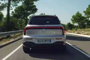 Discover the 2026 Mercedes-Benz GLB: A 7-Seater Electric SUV Conquering Snowy Peaks with an Impressive 630km Range.-9