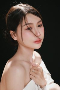 Artistic Portrait Woman Elegant Subtle Beauty-2