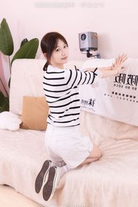 BoBoSocks Chinese Model No.556 Xiangcai: Youthful Casual Style with Striped Top, Shorts, Canvas Shoes & White Socks-14