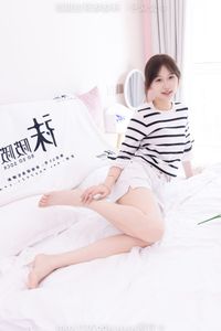 BoBoSocks Chinese Model No.556 Xiangcai: Youthful Casual Style with Striped Top, Shorts, Canvas Shoes & White Socks-16